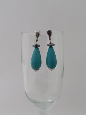 Brinco gota turquesa azul.