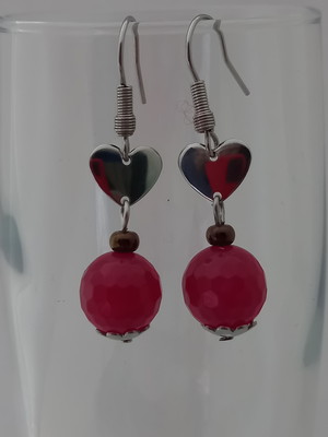 Brincos jade vermelho e coração de inox.