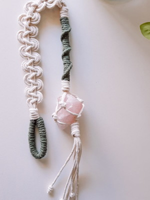 Amuleto de quartzo rosa em macramê