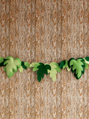 Varal com folhas monstera festa safari animais selva feltro