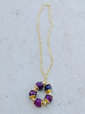 Colar com pingente pedra jade