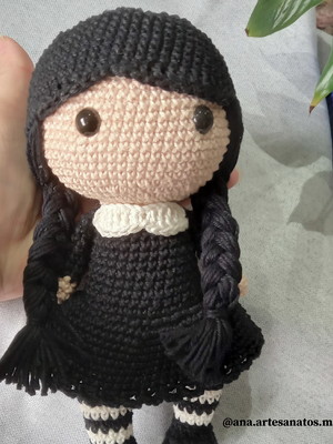 Wandinha addams em amigurumi