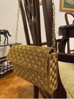 Bolsa bordada dourada