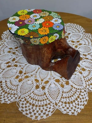 Tronco de árvore decorativo com mosaico margaridas coloridas