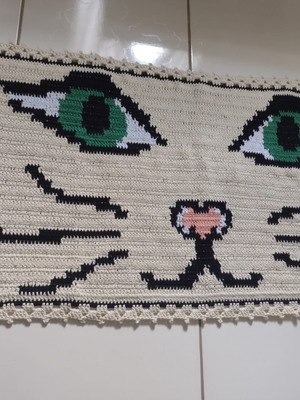 Tapete gato de olhos verdes crochê fio conduzido