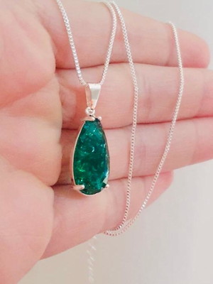 Pingente verde com colar banhados prata