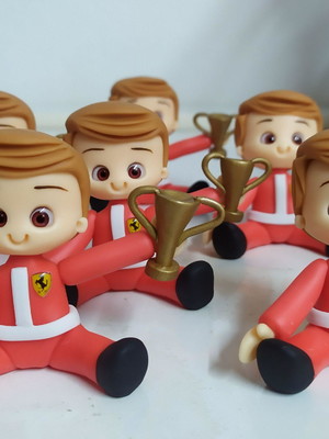 Lembrancinha de aniversário piloto ferrari de biscuit