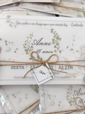 Convite rústico com envelope em vegetal e laço em sisal