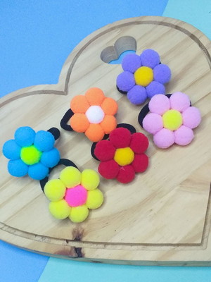 3 flores de pompom na xuxinha