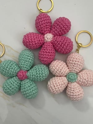Chaveiro flor amigurumi