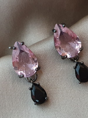 Brinco grafite com cristal rose de france
