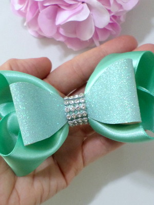 Laço boutique cetim com lonita glitter e strass