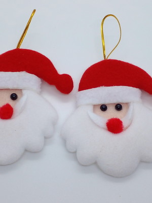 Kit com 2 pendentes papai noel (tamanho 6,5 cm cada)