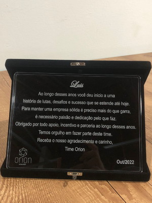 Placa de homenagem personalizada com estojo em acrílico