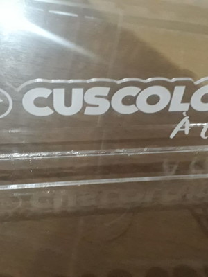 Logo de mesa em acrílico