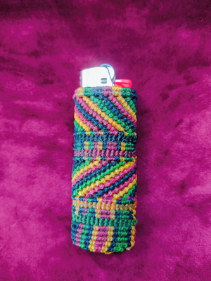 Porta esqueiro em macramê reggae.