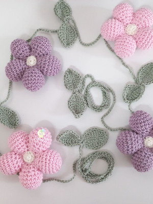 Varal de berço flores e folhas em crochê