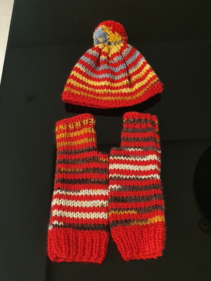 Gorro e luvas sem dedos em tricô feito a mão