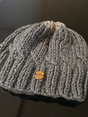 Gorro cinza masculino feito a mão em tricô