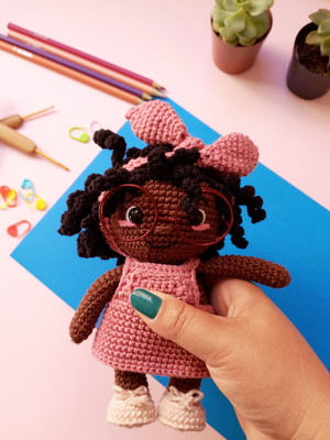 Boneca em amigurumi