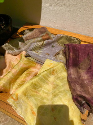 Lenços de seda com estampas botânicas