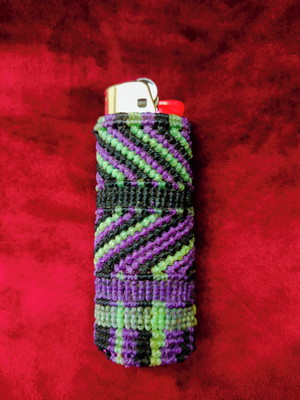 Porta esqueiro em macramê nas cores preto,roxo, turquesa.