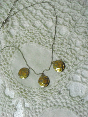 Colar gargantilha com 3 pingentes níquel dourado