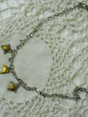 Colar gargantilha com 3 pingentes níquel dourado