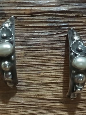 Meia argola de prata e pérola biwa (água doce)