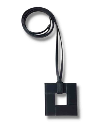 Colar ventana preto