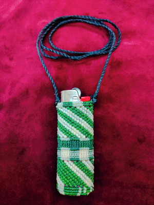 Porta esqueiro em macramê com cordão nas cores verde,branco.