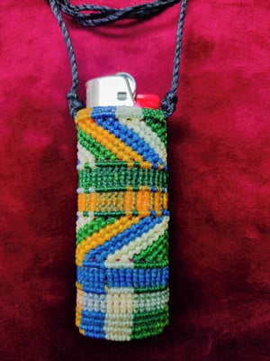 Porta esqueiro em macramê com cordão nas cores do brasil.