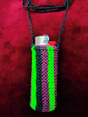 Porta esqueiro em macramê nas cores preto,roxo, verde.