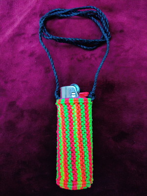 Porta esqueiro em macramê as cores é neon (brilha na luz uv)