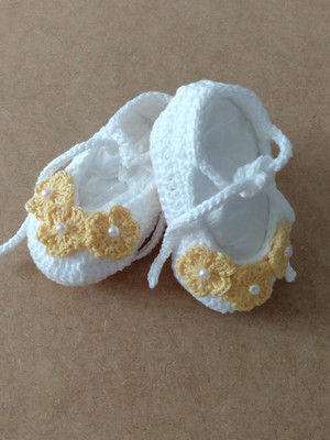 Sapatinho de bebe em crochê branco com 3 flores amarelas