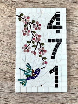 Número para casa em mosaico cerejeiras com beija flor