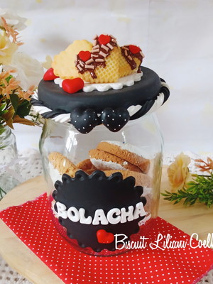 Pote com decoração em biscuit