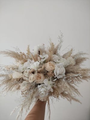 Buquê de noiva desconstruído boho branco / off white