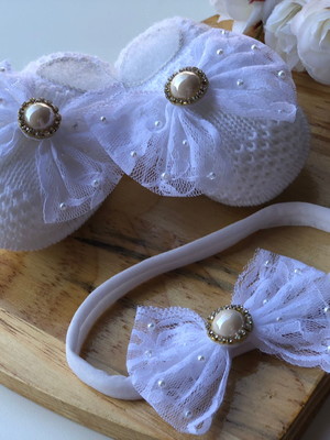 Sapatinhos em tricot + laço de cabelo branco
