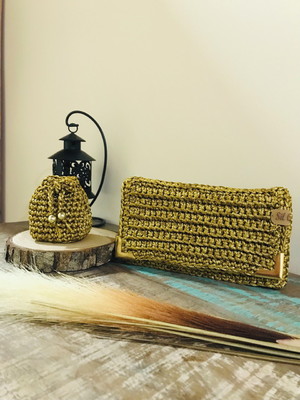 Carteira clutch de crochê dourada