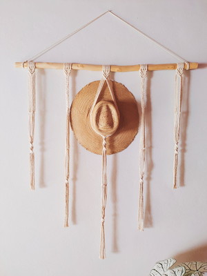 Suporte cabideiro para chapéus em macramê