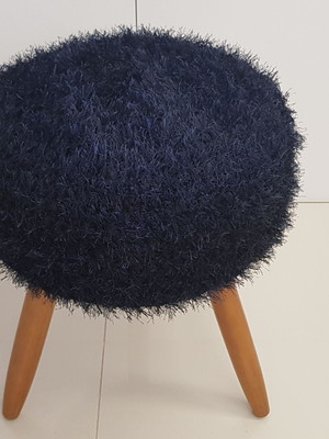 Puff alto com capa em crochê pelinho cor azul escuro