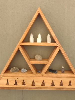 Nicho triangular de madeira pirâmide