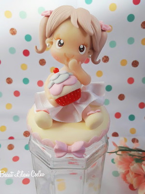 Pote com decoração em biscuit