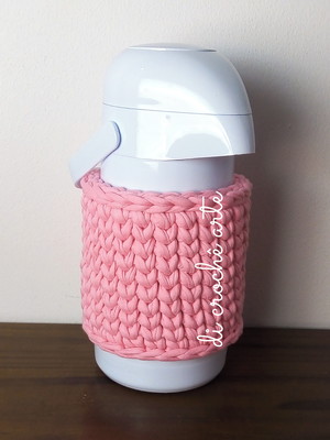 Capa de garrafa térmica kit higiene de bebê em crochê rosa