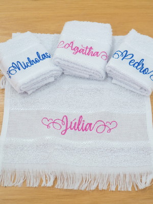 Lembrancinha toalha infantil bordada personalizada