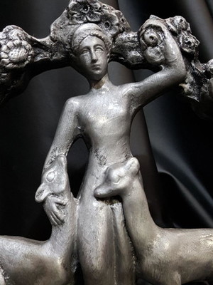 Diana com arco de flores / ártemis