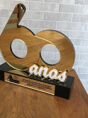 Troféu homenagem 30 40 50 60 anos acrílico personalizado
