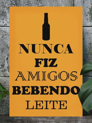 Placa decorativa nunca fiz amigos bebendo leite-15x20cm