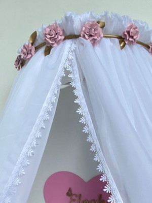 Dossel de flores dourado com mosquiteiro em voil guipir